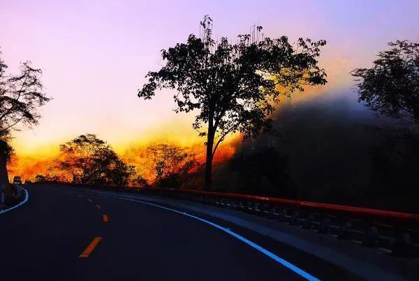 怒江「 美麗公路」，從人間通往「仙境」