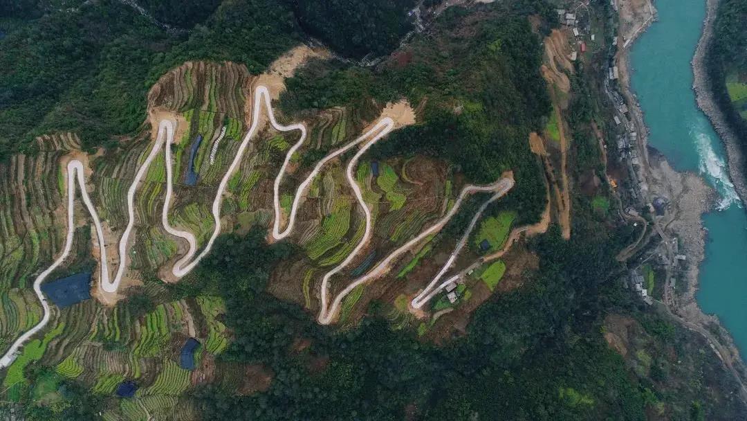 嘿！一起上路！踏上云南美麗公路！   怒江傳媒公司